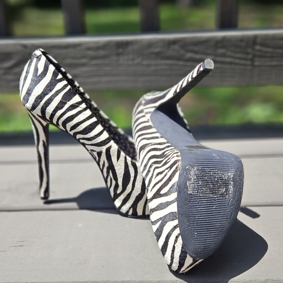Jessica Simpson Wild Zebra Heels - Picture 3 of 4